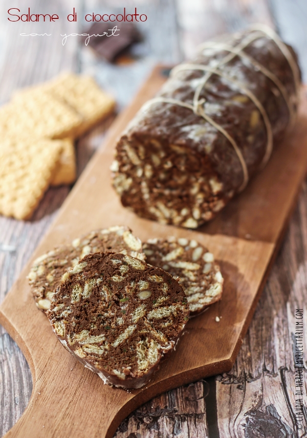 Salame di cioccolato con yogurt greco (senza uova, senza burro)