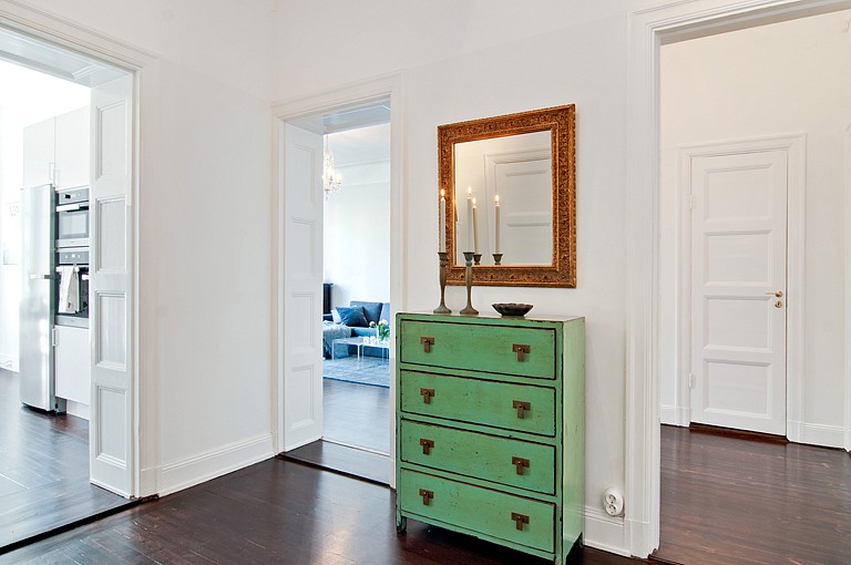 MEZCLA DE REVESTIMIENTOS Y SUTILES TOQUES DE COLOR EN UNA LUMINOSA