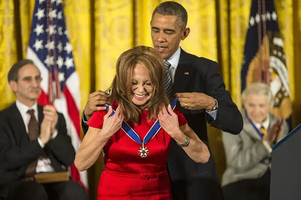 Marlo Thomas getting Medal from President Barack Obama