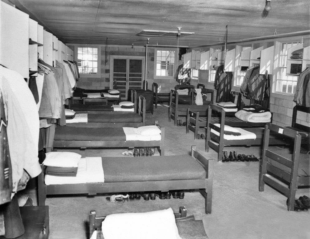 кровати двухэтажные для казармы. казарма второй. казармы вторая мировая. казарма 2 мировой войны внутри цветная. солдаты в казарме.