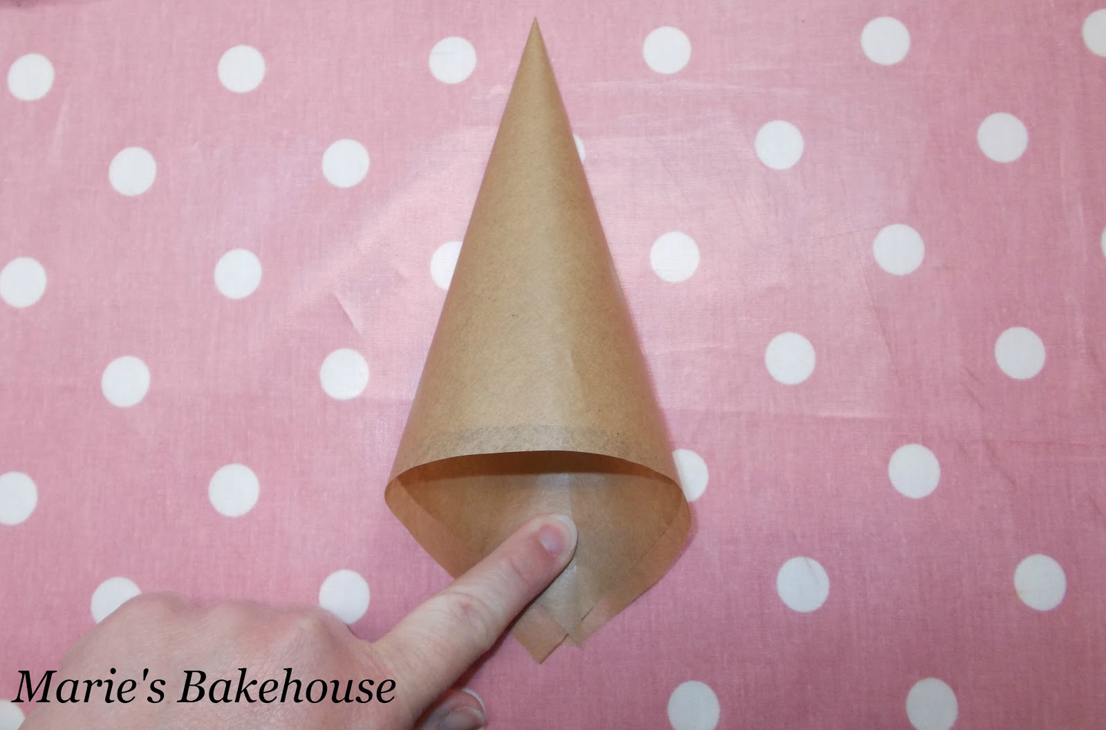 Marie's Bakehouse How to make a paper piping bag