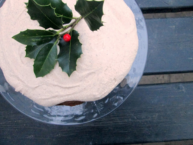 Julet kirsebærkage med vaniljefrosting