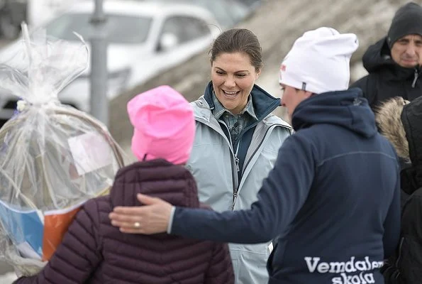 Crown Princess Victoria's day in Härjedalen began with a visit to Vemdalen's school. The Crown Princess met with the students