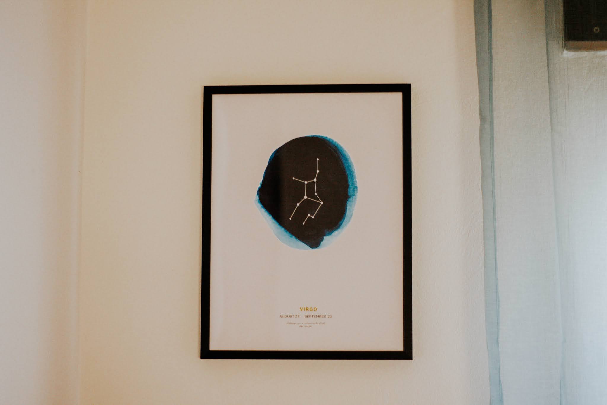 Melhor que ter quadros bonitos na parede cá de casa, é ter quadros personalizados com os nossos amigos de quatro patas. Escolhi, novamente, alguns posters e frames da Desenio. Não são todos personalizados, mas o que mais me conquistou foi o My Cat Personal Poster - um poster personalizável com o nosso animal de estimação (ilustração à escolha), num design minimalista e no qual podemos colocar data e texto.