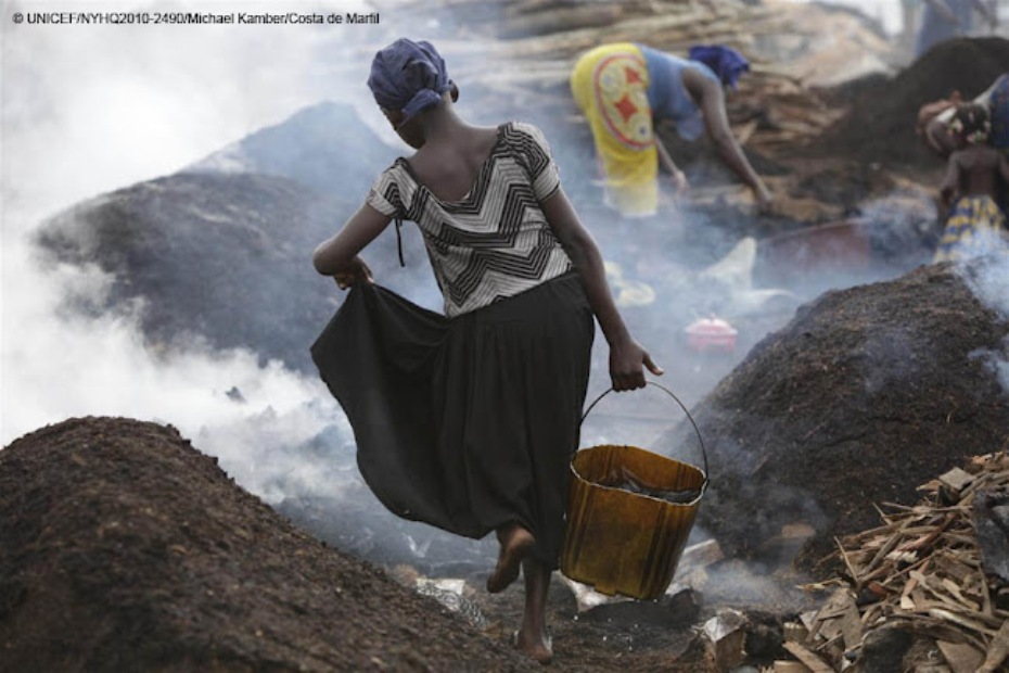 Niña de 11 años trabajando en condiciones infrahumanas en la ciudad de San Pedro (Costa de Marfil)