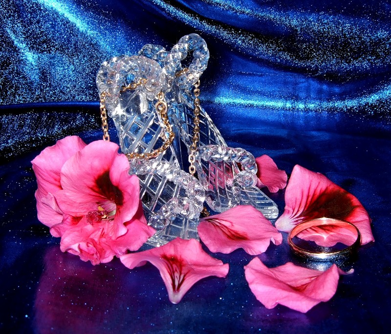 изделия из хрусталя. дятьковский хрусталь. изделия из стекла. стеклянные цветы. красивый хрусталь.