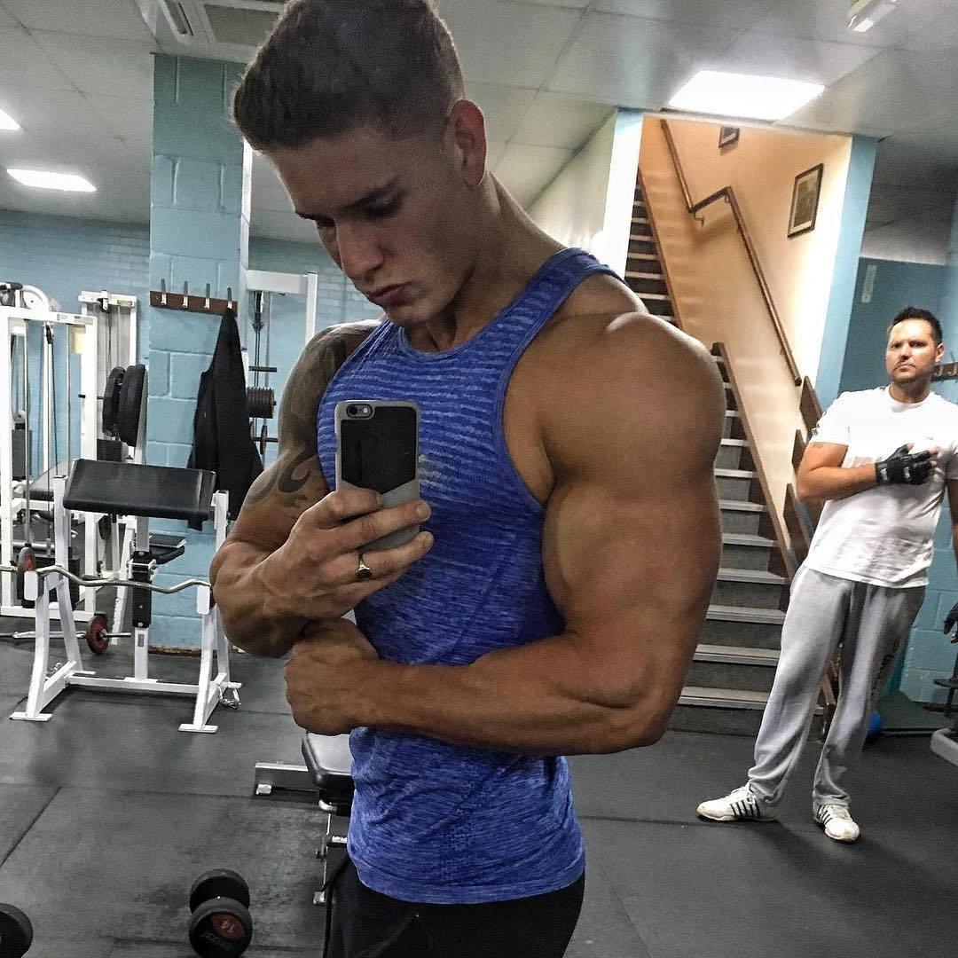 handsome-beefy-muscle-gym-biceps-hunk-luke-hayes-selfie