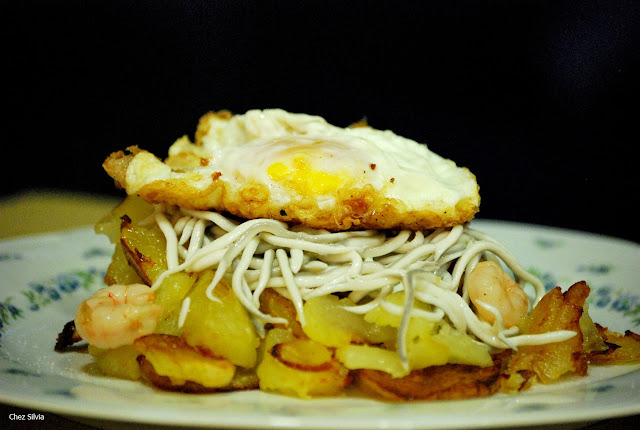  Huevos estrellados con gulas y gambas 
