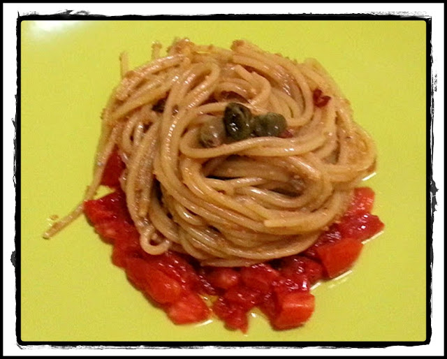 spaghetti capperi e acciughe su dadolata di cuore di bue