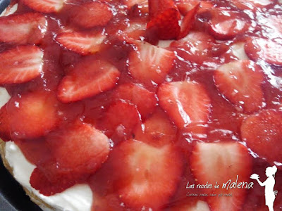 Tarta de fresas con nata y crema de queso