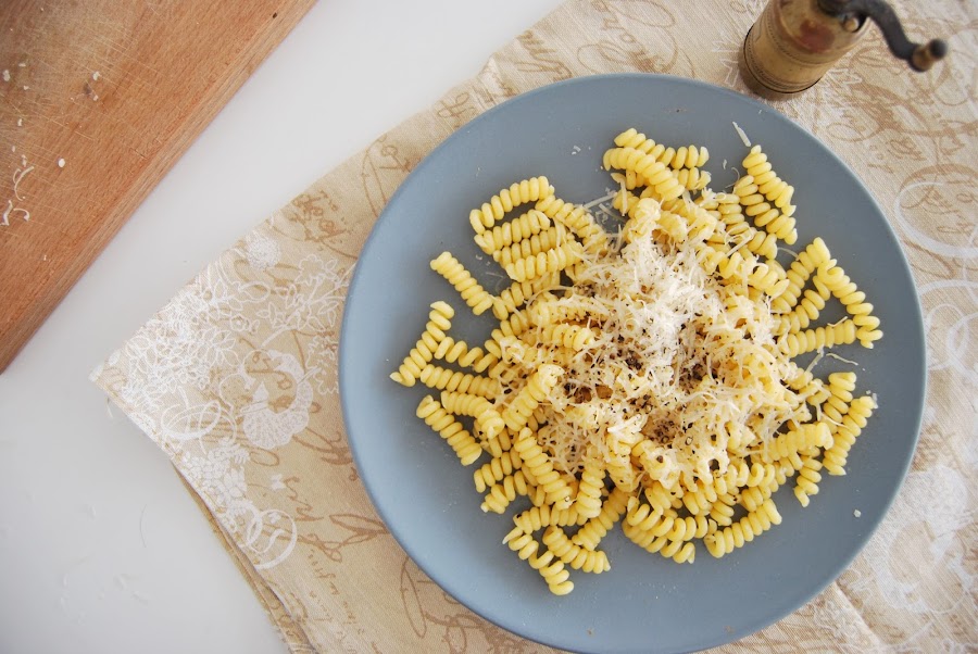 Receta fácil de pasta, cacio e pepe