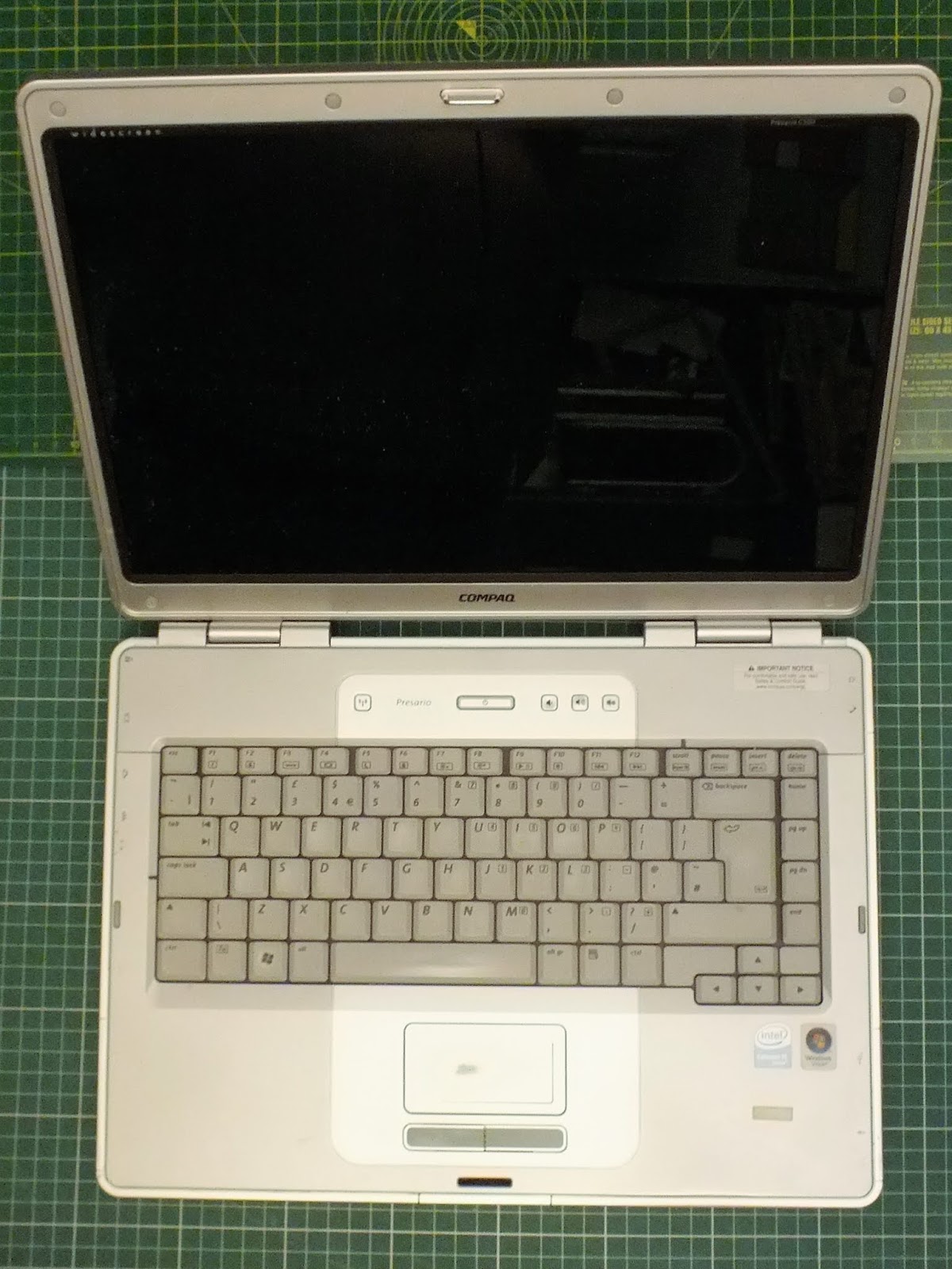 Retro Computing Grotto Compaq Presario R3000 and Compaq Presario C500