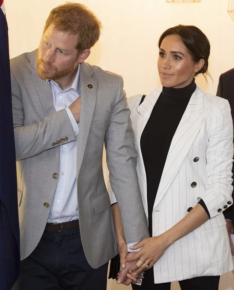 Meghan Markle wore L'agence Brea pinstriped linen and cotton-blend blazer, Wolford Colorado bodysuit, Outland jeans, carried Oroton Avalon bag.