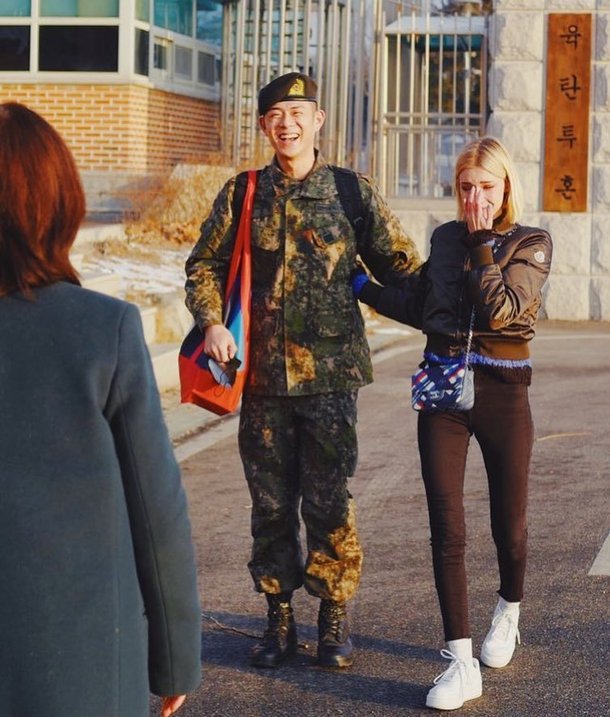 Beenzino askerden dönüşünü kız arkadaşı Stefanie Michova ile kutladı