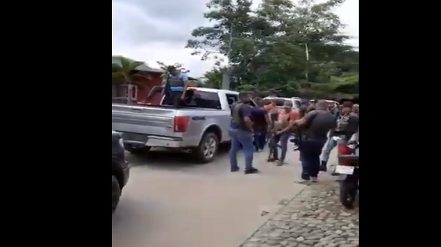 VIDEO; Decenas de sicarios del CJNG se exhiben en lujosas camionetas por calles de Almoloya en narco reunión en plena calle en Jalisco 