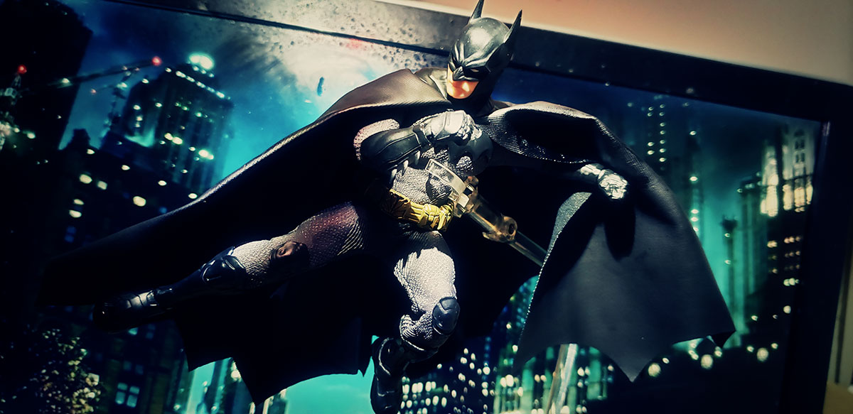 Review - Mezco Sovereign Knight Batman (Review) 14-end3