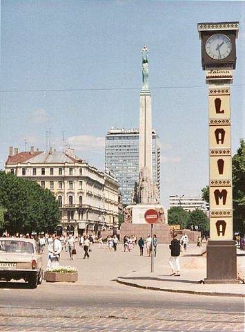 Начало 1990-х годов. Бульвар Бривибас. Часы "Лайма"