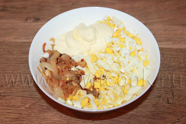 рецепт салата с яйцом и жареным луком с пошаговыми фото