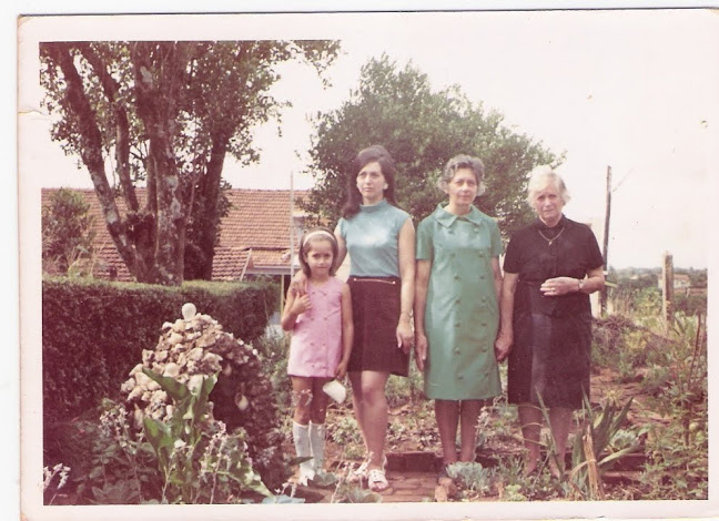 Quatro gerações: minha avó, mãe, eu e minha filha.
