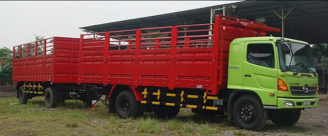 truk besar gandeng-merah hijau