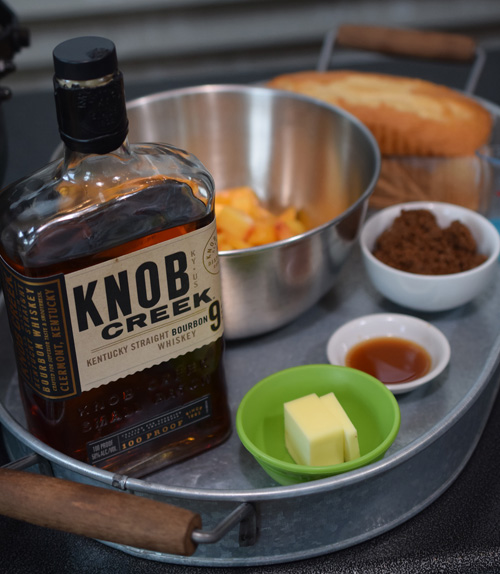 Usamos Knob Creek Small Batch Bourbon y melocotones frescos de Georgia.