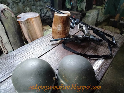 senjata lama dan topi tentera senjata lama dan topi tentera