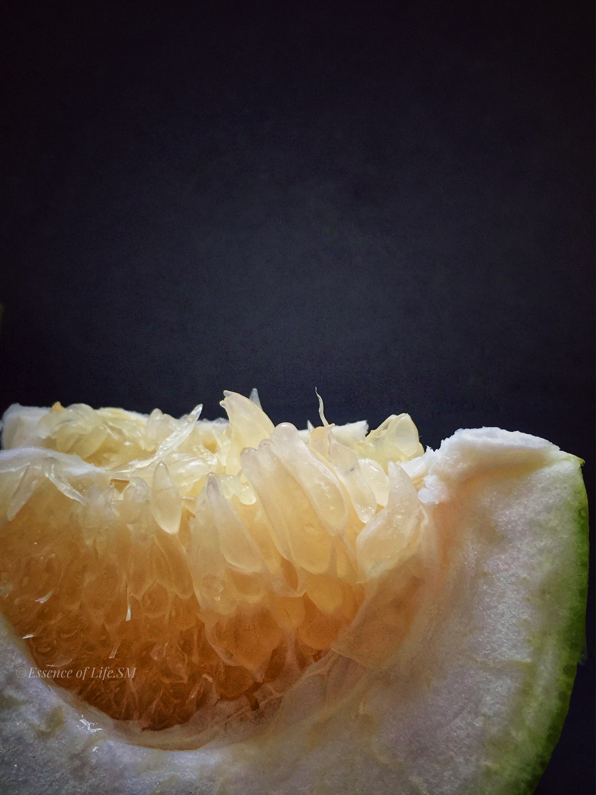 HOW TO CUT A POMELO