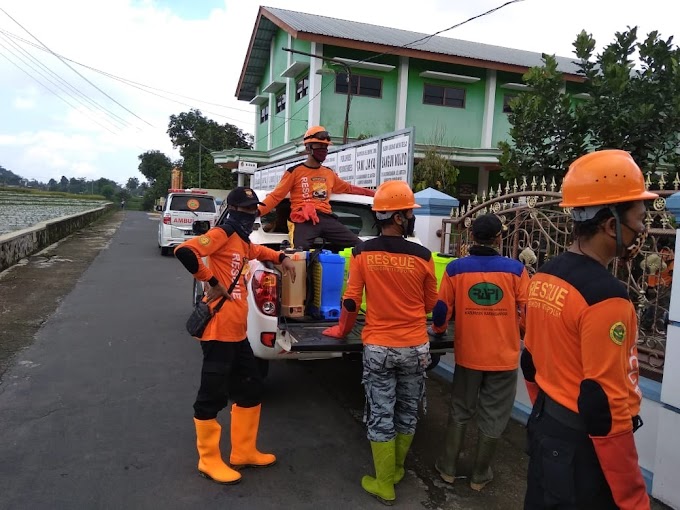 Rescue Senkom  Mitra Polri bersama Relawan Se-Kecamatan Matesih melakukan penyemprotan disinfektan