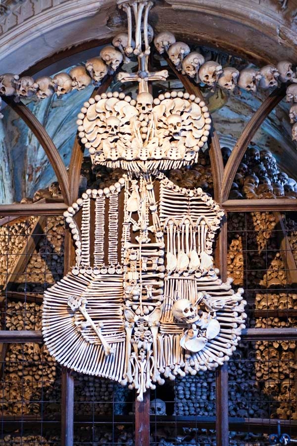 origine photo : https://www.curiositaeperche.it/cultura-arte/chiesa-cimitero-tutti-i-santi-costruita-con-70000-ossa-di-corpi-umani-7617.html