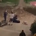 Καρδίτσα: Αστυνομικός έριξε κάτω νεαρή κοπέλα και της έβαλε χειροπέδες γιατί καθόταν στην πλατεία