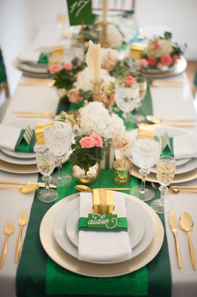 10 Stunning Tablescapes in Green and Gold Party Ideas