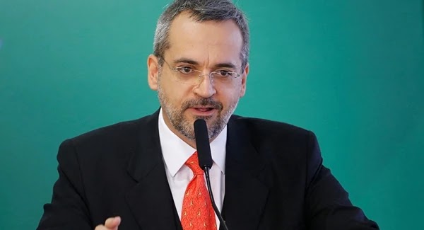 MEC diz que professores, estudantes e pais que divulgarem protestos podem ser denunciados O Ministério da Educação (MEC) divulgou uma nota na tarde desta quinta-feira (30) em que pede para que sejam feitas denúncias contra alunos, professores, servidores e até pais ou responsáveis que "promovam a participação de alunos em manifestações".