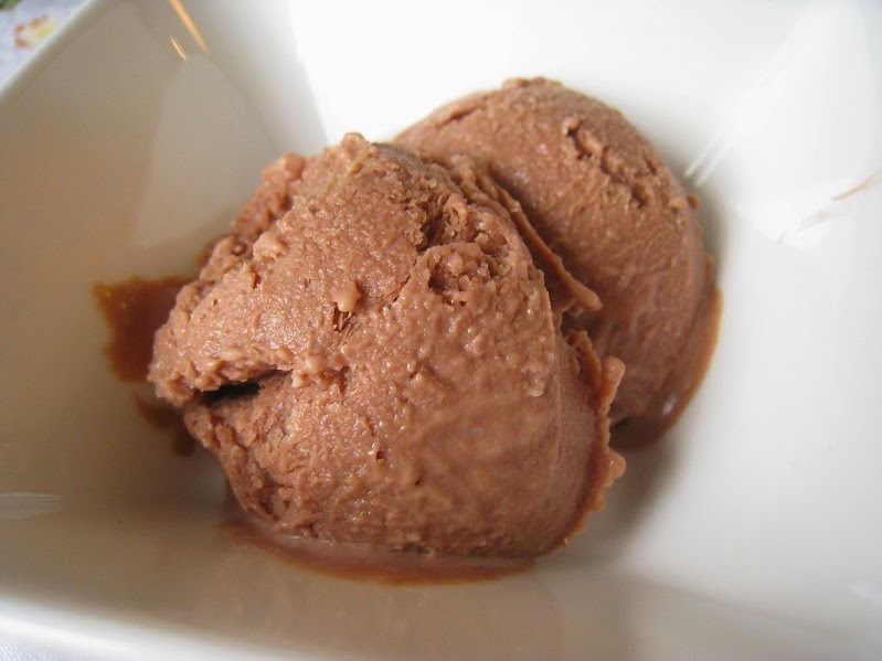 Kazuo: Karamel Tôfu Eis und Schokolade Tôfu Eis 豆腐のキャラメルアイスと豆腐のチョコアイス