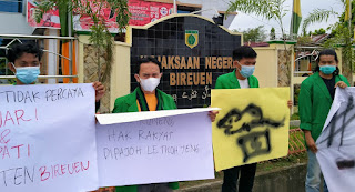 Hentikan Kasus UEP, Mahasiswa Demo Kejari Bireun Diduga Telah Terima Suap Agustus 31, 2021