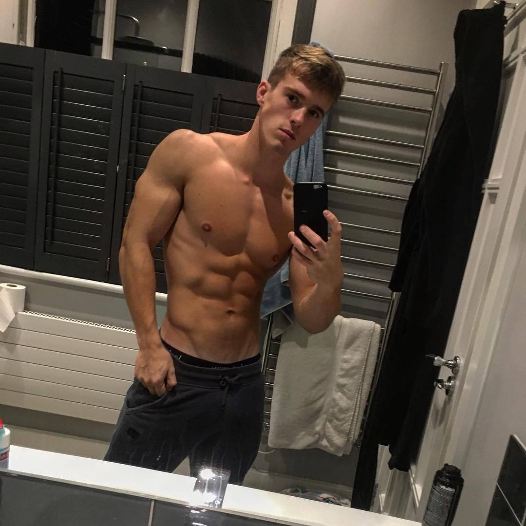 cute-straight-bad-boys-fit-shirtless-body-baited-selfies