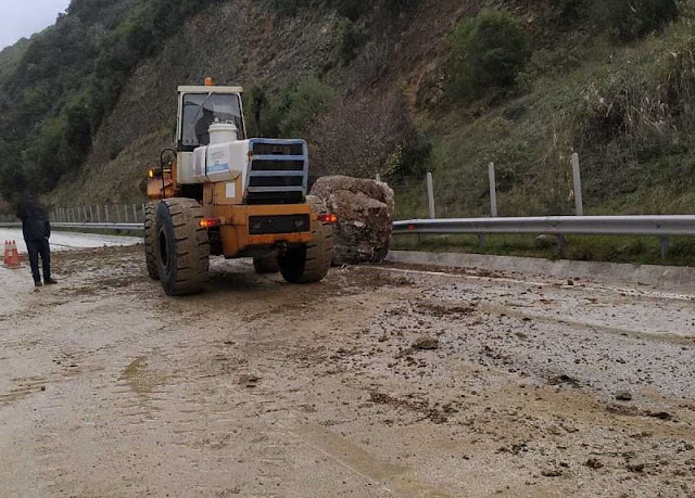 Θεσπρωτία: Κατρακύλησε βράχος μέσα στην Εγνατία, στο ύψος του Ελευθεροχωρίου, δεν υπήρξε ατύχημα!