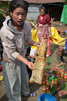 Un joven aldeano muestra el panal de miel de las montañas de Nepal. Trekking_21_dias_en_Nepal_Fotografias