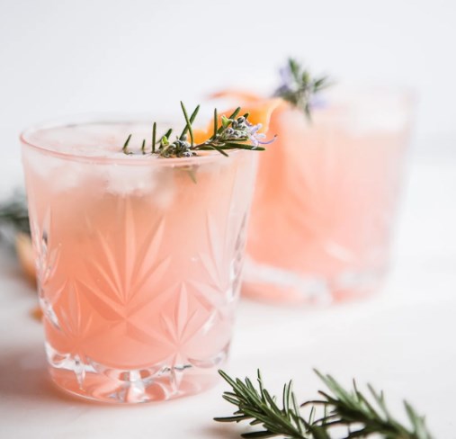 Grapefruit Cardamom Gin Fizz #cocktails #partydrinks