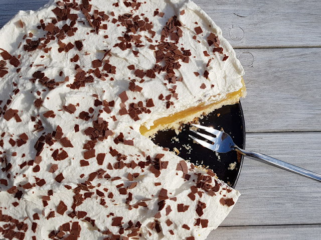 Rezept: Schwedische Apfeltorte. Mit leckeren Zutaten: Äpfeln, Vanillepudding, Sahne, Schoko-Raspeln und einem Biskuit-Tortenboden.