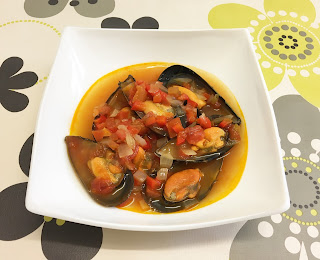 Mussels with tomato and seafood sauce