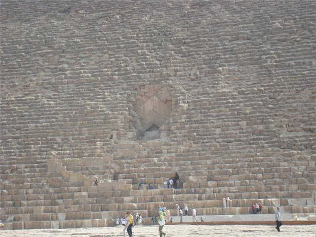 Пирами́да Хеопса, Великая пирамида Гизы — крупнейшая из египетских пирамид, памятник архитектурного искусства Древнего Египта; единственное из «Семи чудес света»,