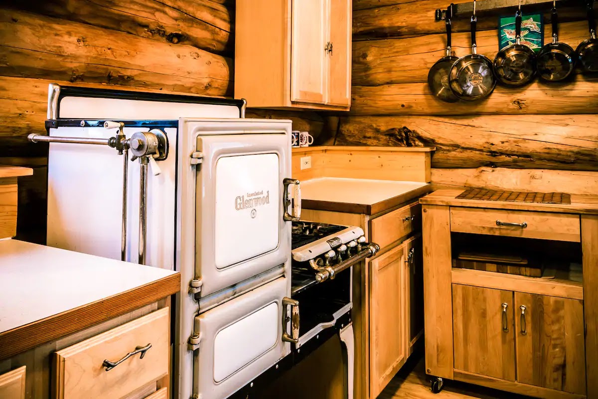 cozy-log-cabin-is-available-for-rent-on-airbnb-with-dining-kitchen cozy-log-cabin-is-available-for-rent-on-airbnb-with-dining-kitchen