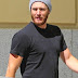Jensen é fotografado em Vancouver no sábado.