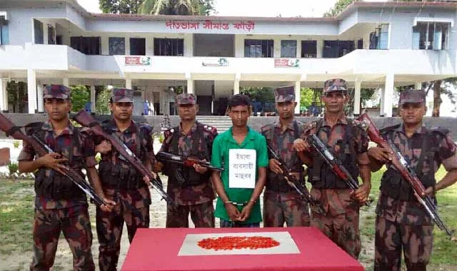 রৌমারীতে বিজিবি’র অভিযানে ৩৯৫ পিছ ইয়াবাসহ যুবক আটক