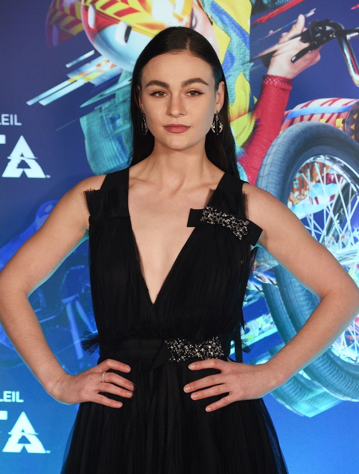 HOT CELEB PIX: Sophie Skelton