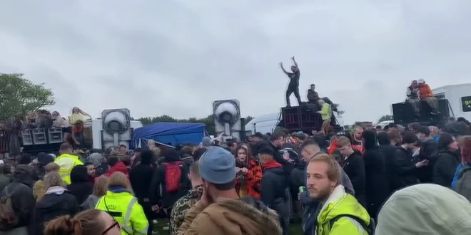 Tiệc tùng trái phép dù Covid-19