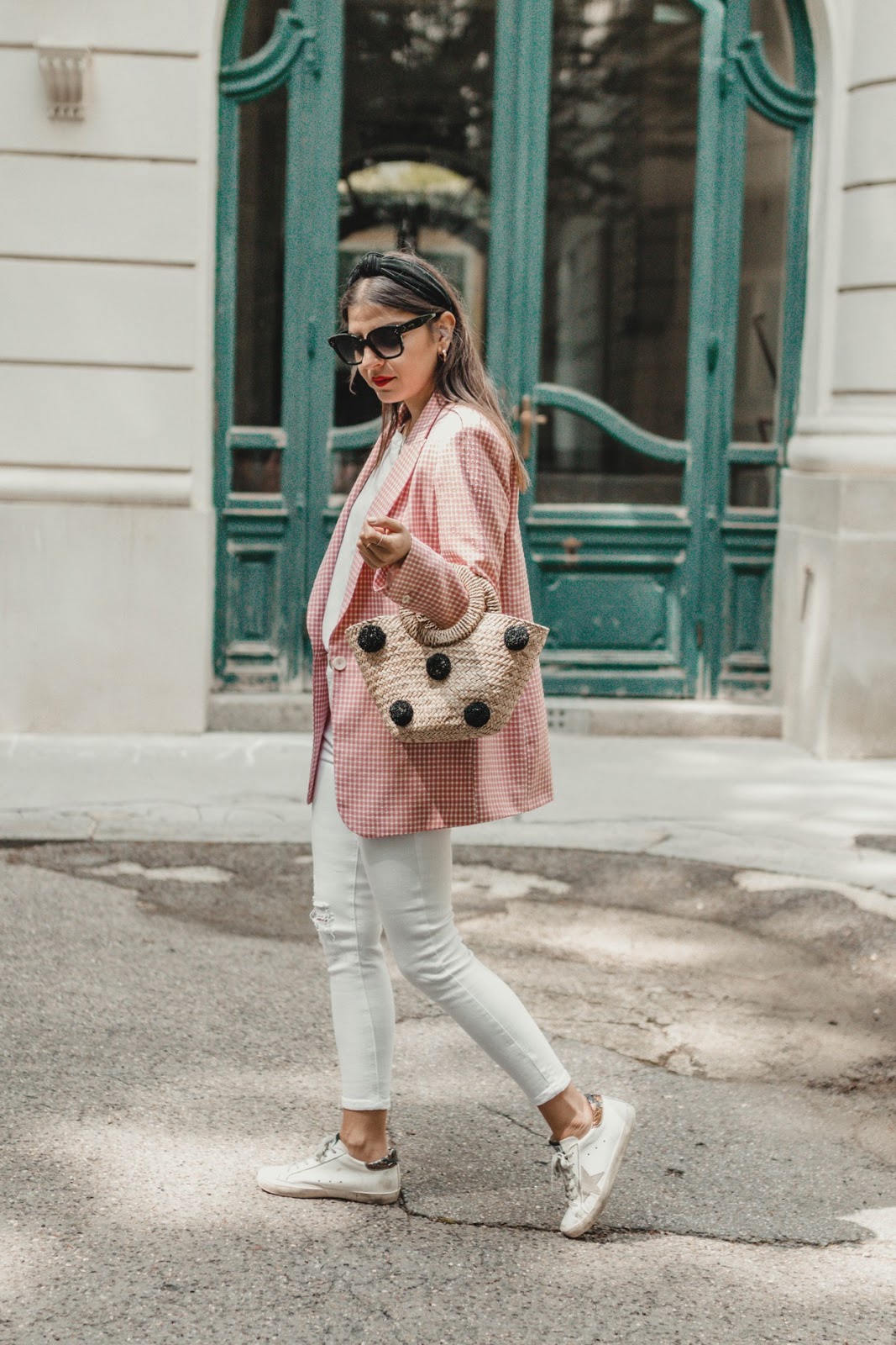 outfit with sneakers, nike pink sneakers, outfit inspiration with sneakers,  distressed jeans outf… | Pink sneakers outfit, Casual shoes outfit, Pink  trainers outfit