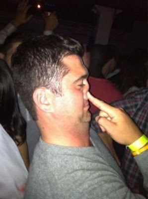 Witziges Gesicht - Nase mit Finger pressen Witziges Gesicht - Nase mit Finger pressen