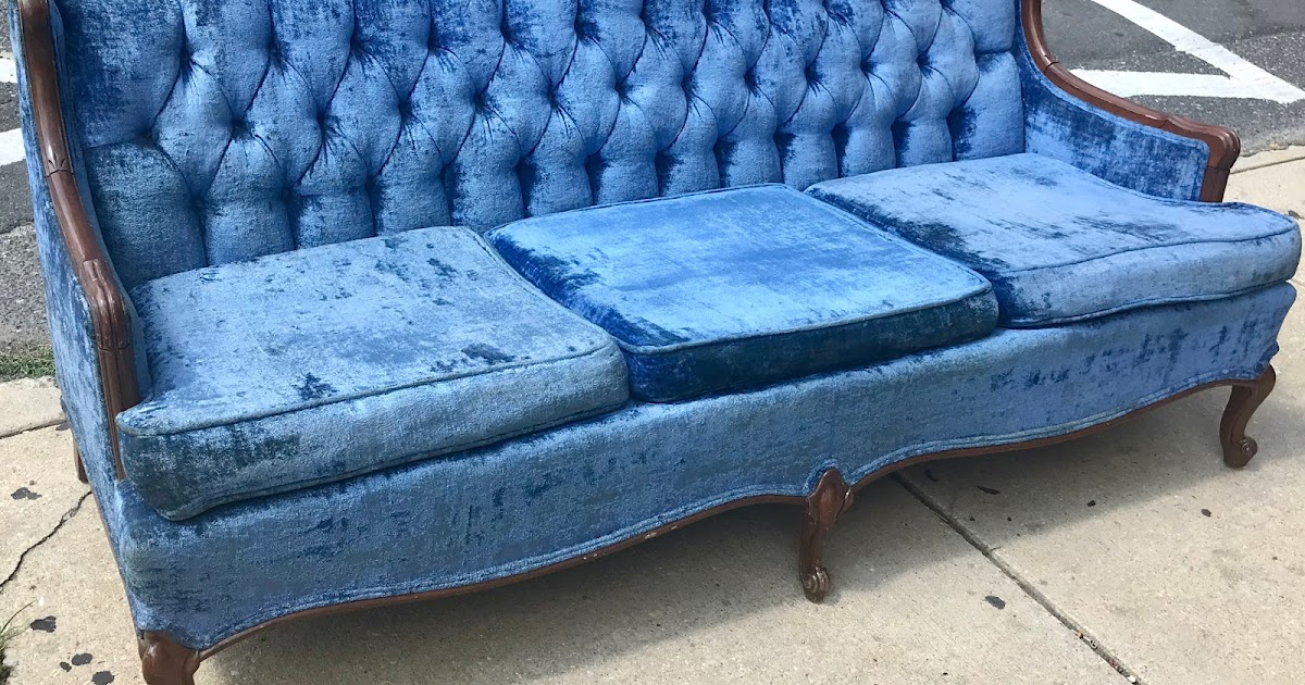 Uhuru Furniture & Collectibles 473105 Vintage Blue Velour Sofa with