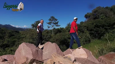 Bizzarri, da Bizzarri Pedras, com seu amigo Bil, garimpando pedras na pedreira, sendo pedra de granito cor rosa. Adoro garimpar essa pedra pois já vou imaginando elas em cada construção com pedra que vou executando, os lagos ornamentais, o paisagismo com pedra e os muros com pedra.